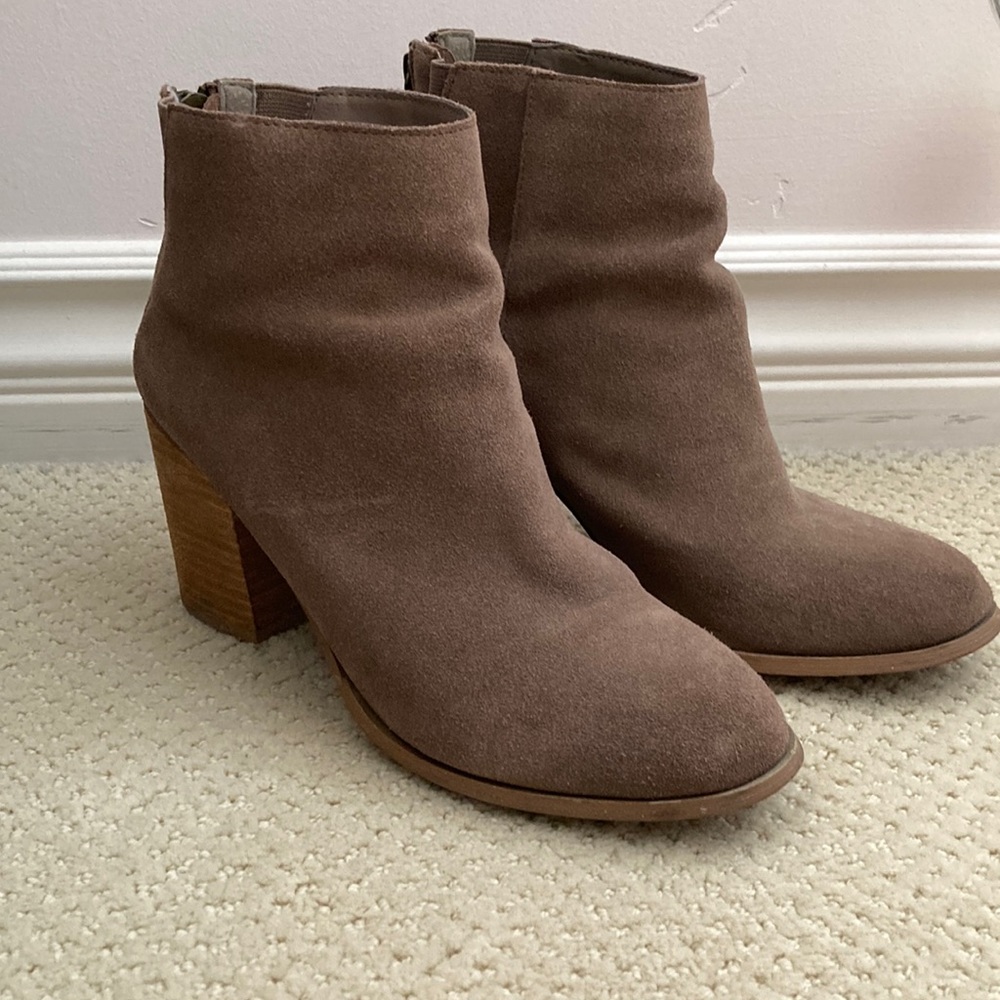 Tan Suede Heeled Booties, Urban Outfitters Size 9